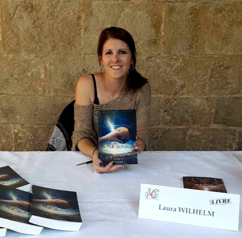 Laura Wilhelm en dédicace de son livre AZMEL T2