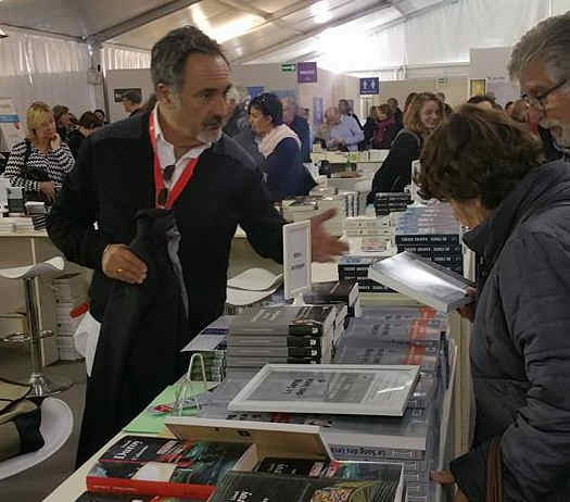 En dédicace à la fête du livre de Toulon pour son livre Le sang des Léca de Marc Archippe